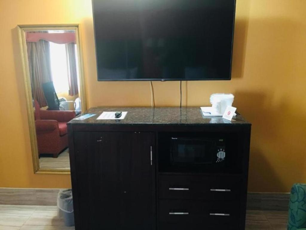 Travelodge By Wyndham Bay Shore Long Island Buitenkant foto